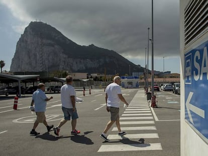 Entrada a Gibraltar con el Pe&ntilde;&oacute;n al fondo.