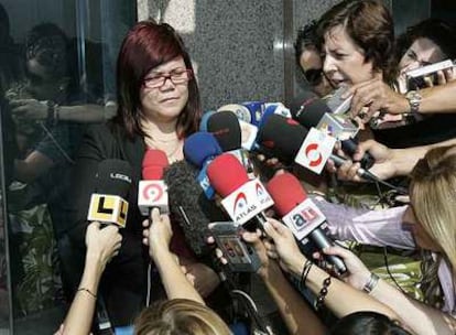Miriam Alonso atiende a la prensa durante el primer día del juicio contra su supuesto agresor.
