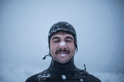 Stian Morel, da Noruega, posa para um retrato em Unstad, Ilhas Lofoten.