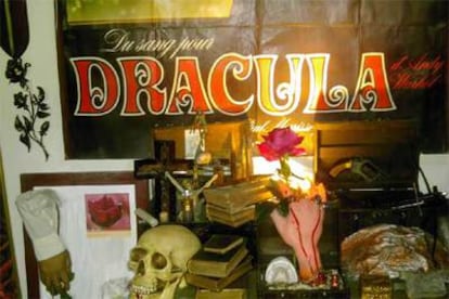 Estatuillas, calaveras, maniquíes y luces macabras en el parisiense Museo de los Vampiros. Todo un homenaje al conde Drácula.