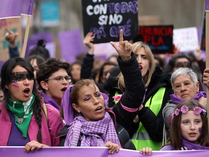Un grupo de mujeres participa en la marcha del 8-M, en Madrid.