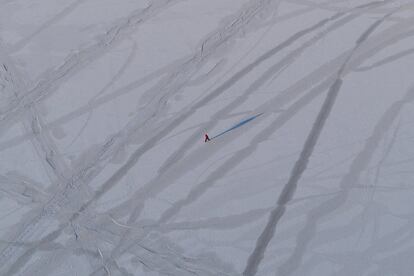 Un hombre camina a lo largo del río Yeniséi cubierto de hielo con temperaturas por debajo -25º en Rusia.
