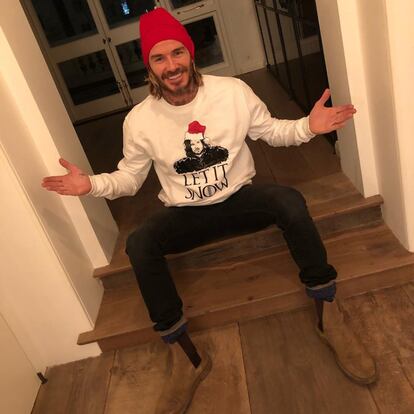 David Beckham, como buen británico, no ha querido perder la oportunidad de lucir un jersey ridículo con el rostro de John Snow, de Juego de Tronos, con un sombrero de Papá Noel.