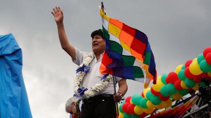 O ex-presidente boliviano Evo Morales acena a simpatizantes durante um comício com simpatizantes em Chimoré, departamento de Cochabamba, Bolívia.