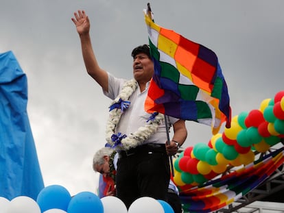 O ex-presidente boliviano Evo Morales acena a simpatizantes durante um comício com simpatizantes em Chimoré, departamento de Cochabamba, Bolívia.