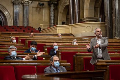 El presidente del grupo de Cs en el Parlament, Carlos Carrizosa (de pie), interviene durante un pleno del Parlament, este miércoles.