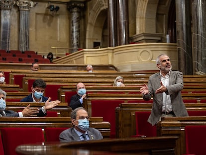 El presidente del grupo de Cs en el Parlament, Carlos Carrizosa (de pie), interviene durante un pleno del Parlament, este miércoles.