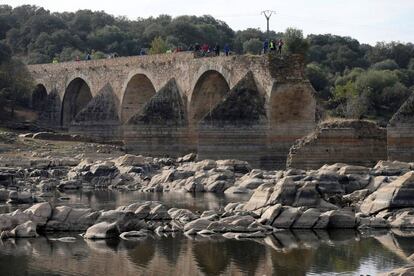 Vista del lecho del río Guadiana, a su paso por el puente de Ajuda.