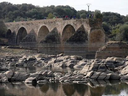 Vista del lecho del r&iacute;o Guadiana, a su paso por el puente de Ajuda.