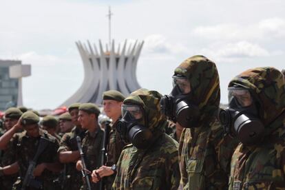 Militares participam do ensaio em Brasília para a cerimônia de posse presidencial. 