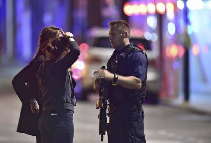 Un policía habla con dos mujeres en el exterior del Hospital London Bridge.