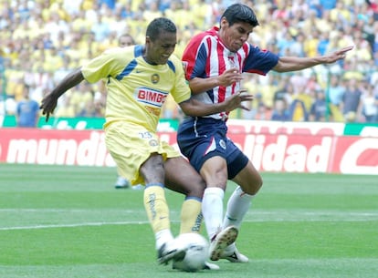 Kléber Boas (i) en un choque con Carlos Salcido en 2005.