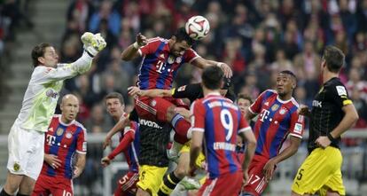 Weidenfeller intenta despejar un balón