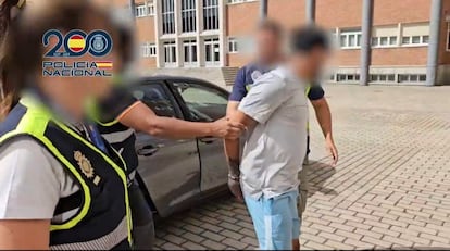 'Mamera', presunto cabecilla de una de las facciones del 'Tren de Aragua', es custodiado por agentes de la Policía Nacional tras su detención en Madrid, en una captura del vídeo facilitado por el Ministerio del Interior este lunes.