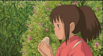 Una imagen de 'El viaje de Chihiro' en la que la protagonista come un onigiri.