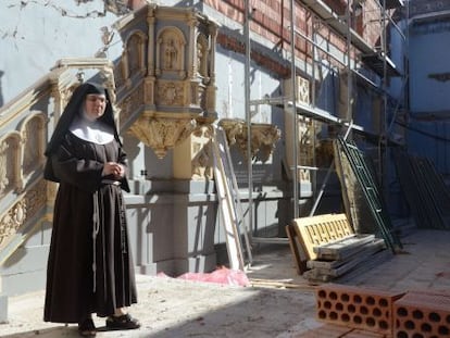 Una monja de clausura de las clarisas observa las obras de restauraci&oacute;n de su convento. 