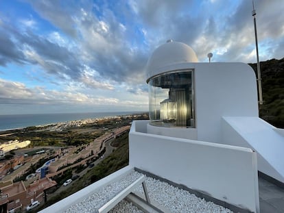 Primer plano de la linterna del faro de Mojácar, en Almería.