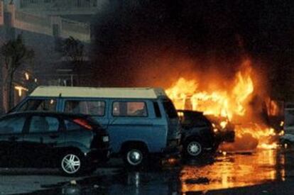 El coche bomba en llamas tras la explosión frente a un hotel en Fuengirola.