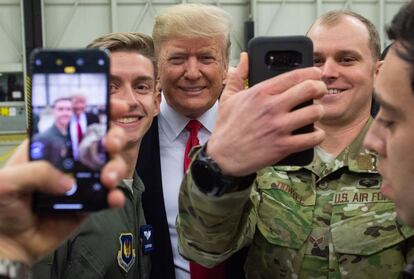 El presidente de Estados Unidos, Donald Trump, salida a los miembros del ejército estadounidense durante una parada en la Base Aérea Ramstein (Alemania), el 27 de diciembre de 2018. Trump realizó una visita relámpago a Irak, su primera vez con tropas estadounidenses en una zona de conflicto desde que fue elegido como primer mandatario, para defender el retiro de Siria y declarar el fin del papel de Estados Unidos como el "policía" global.