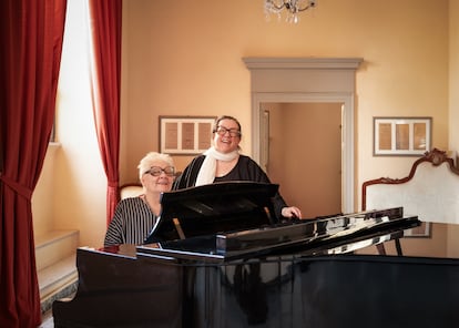 Marianna Brilla (izquierda) y Lisa Paglin, fundadoras del New Voice Studio, junto a su piano en el Teatro de la Ópera de Osimo.