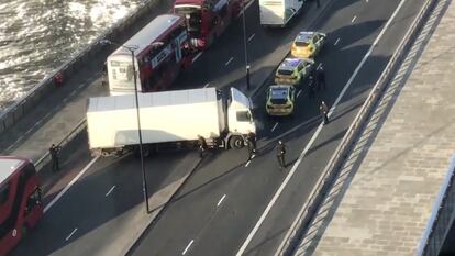 Un camión, varios vehículos de emergencias y autobuses en el puente de Londres, la zona se mantiene cerrada. El camión que aparece atravesado en la fotografía causó alarma en un primer momento, pero se ha descartado su implicación en el incidente. El primer ministro, Boris Johnson, ha agradecido en su cuenta de Twitter la rápida reacción de los servicios de emergencia.