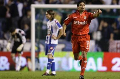 Renato celebra la consecución del segundo gol del Sevilla.