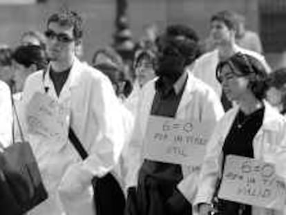B 33310 - (14.3.2000) - Color - Manifestación estudiantes de Medicina - Foto : Arduino Vannucchi -