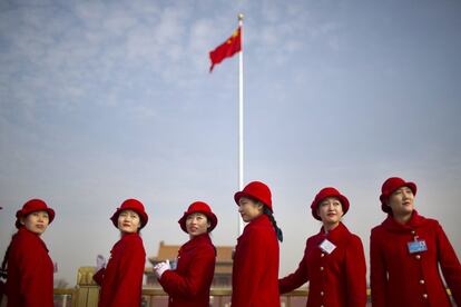 Azafatas del congreso en la plaza de Tiananmen durante la sesión de apertura de la Asamblea Popular Nacional (APN) en el Gran Palacio del Pueblo en Pekín (China), el 5 de marzo.