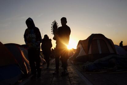 Peregrinos acampan en la Basílica de Guadalupe para la conmemoración a la virgen morena en México.