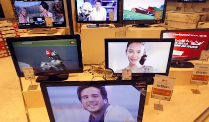 Televisores sintonizados en diferentes canales de TDT en un centro comercial, en Madrid, en marzo de 2011.