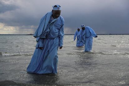 Altos miembros de la iglesia cristiana de los apostoles de Muchinjikwa abandonan el mar después de encabezar un bautizo grupal en la playa de Southend-on-Sea (Inglaterra).