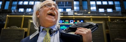 Este caballero se llama Peter Tuchman y es trader en el NYSE, la Bolsa de Nueva York. 