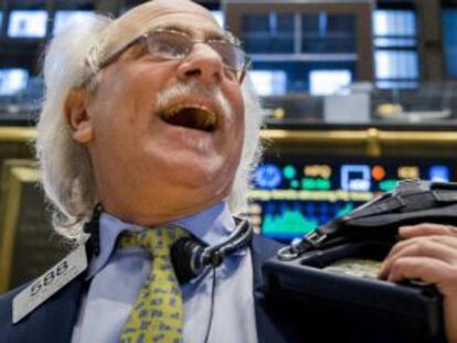 Este caballero se llama Peter Tuchman y es trader en el NYSE, la Bolsa de Nueva York. 