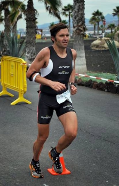 Víctor Teni, durante un triatlón en 2013.