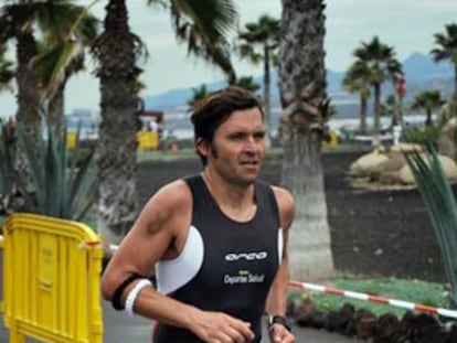 Víctor Teni, durante un triatlón en 2013.