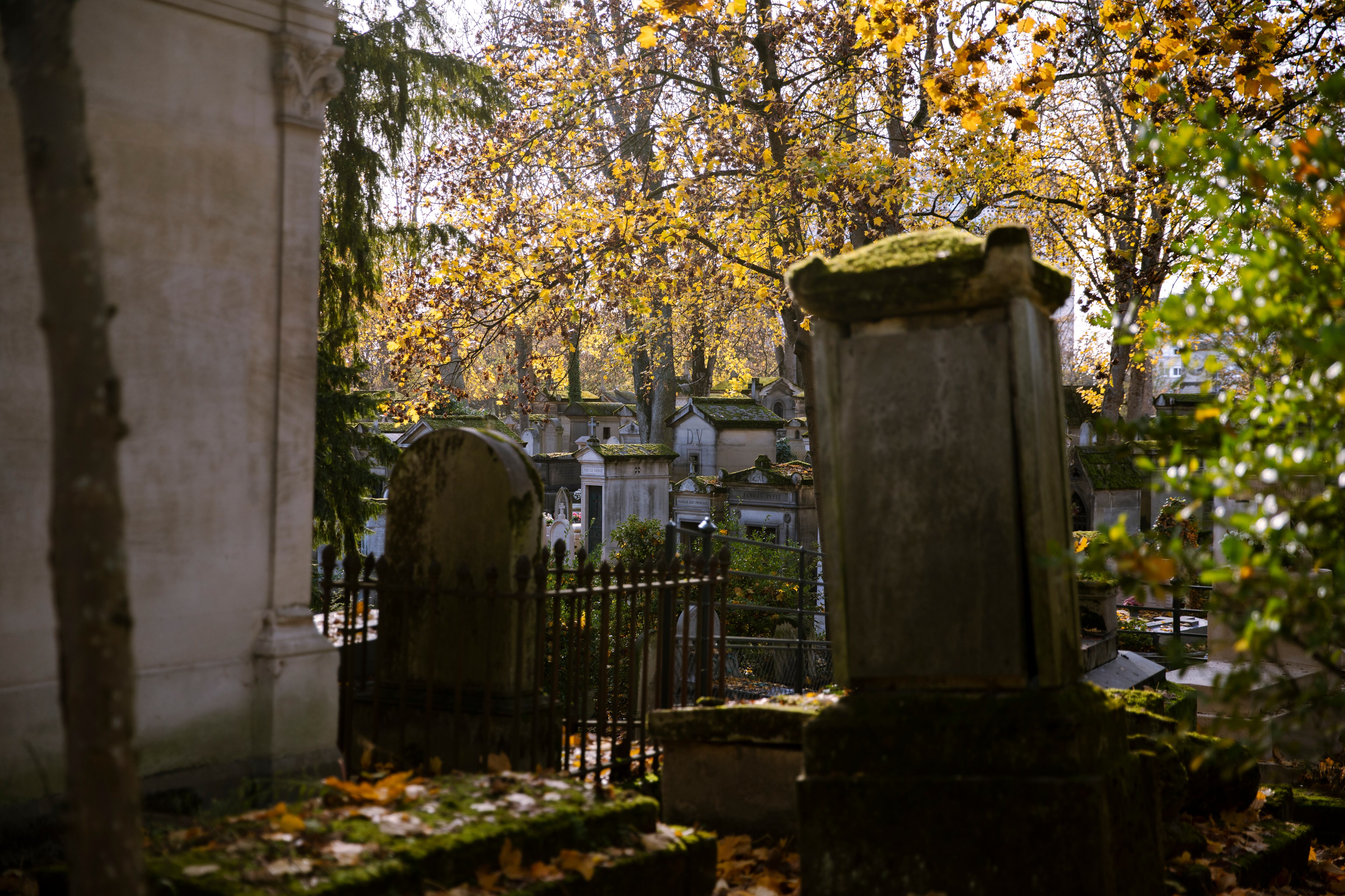 Lápidas en el cementerio de Père Lachaise, París. 