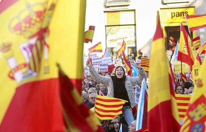 Aspecto de la manifestación que la plataforma "Som Catalunya, Somos España" ha convocado hoy en Barcelona con motivo del Día de la Constitución bajo el lema "Juntos por un futuro democrático y plural". Una marcha que cuenta con el apoyo del PPC, Ciutadans y UPyD.