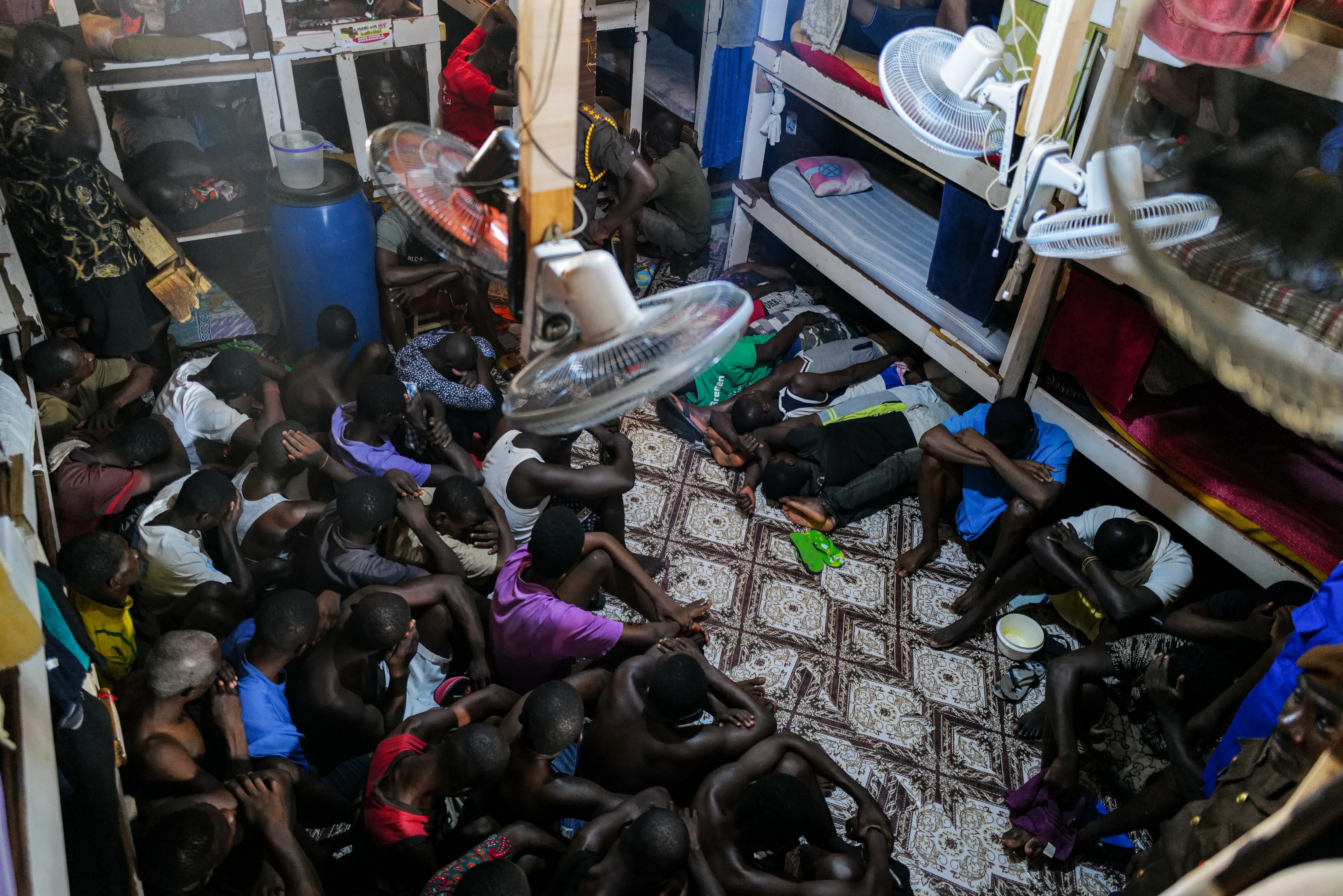 Dentro de la cárcel de Ghana donde los reos se amontonan y el roce propaga enfermedades de la piel: “Te duele todo, no te puedes mover en toda la noche”