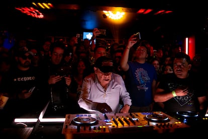 Ramón Rojo Villa, fundador del Sonido La Changa, en el evento Boiler Room Sonidero Especial en el bar Barba Azul.