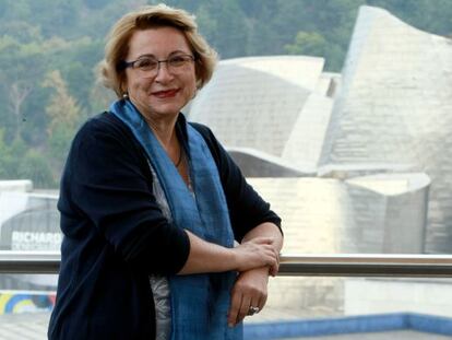 La escritora Victoria Fernández Díaz, junto al Guggenheim.