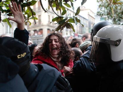 Una indignada intenta pasar el cordón policial que cortaba el acceso a la plaza del Carmen.