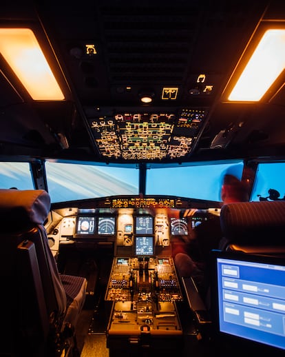 Simulador de la cabina de un Airbus en el Centro de Desarrollo de Simuladores de la compañía de defensa y tecnología Indra, en Coslada, a las afueras de Madrid.