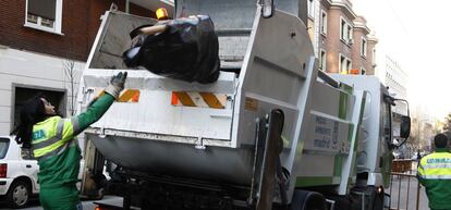 Imagen de archivo de recogida de basura en Madrid.