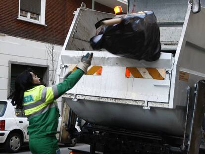 Imagen de archivo de recogida de basura en Madrid.