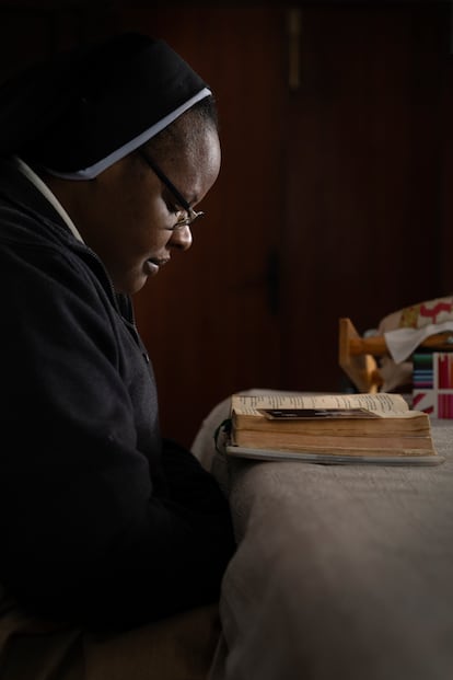 Sor Cecilia Mbatha Mutiso, durante el rezo en la capilla del convento después de la misa de la tarde.