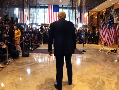Trump comparece ante los medios este viernes en Nueva York.