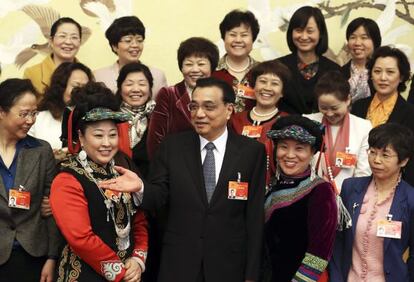 El primer ministro chino, Li Keqiang, junto a delegadas del partido para celebrar el día de la mujer en Pekín.