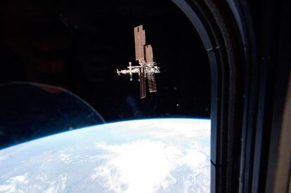 La Estación Espacial Internacional, vista desde el transbordador Atlatis, una vez se ha desprendido de ella. La STS-135, última misión del Atlantis, última vez que se usará los transbordadores, ha durado un total de 12 días.