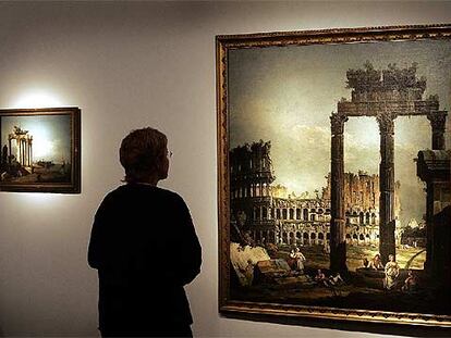 Una visitante de la muestra 'El esplendor de la ruina' observa un cuadro de Bellotto.