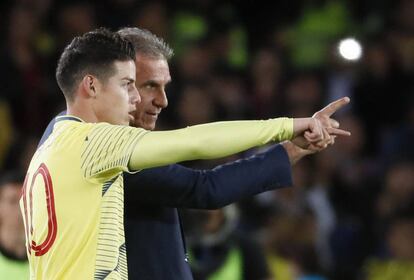 Carlos Queiroz conversa con James Rodríguez durante el reciente amistoso entre Colombia y Panamá. 